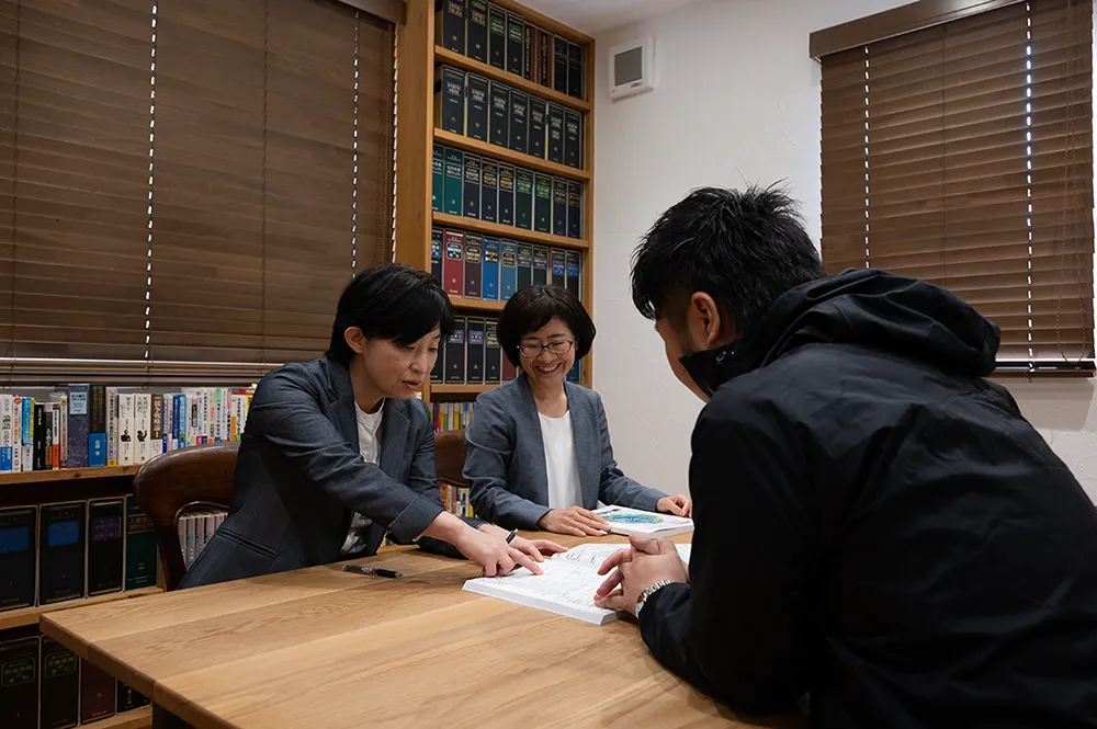 クライアントと打ち合わせを行う風景